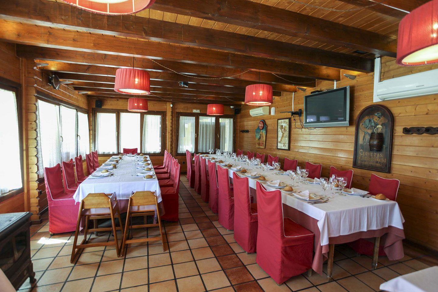 Salón Cabaña - Un espacio acogedor, donde disfrutar de nuestra gastronomia en familia.