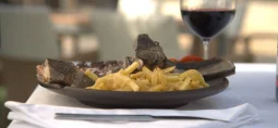 Vino tinto carne a la brasa